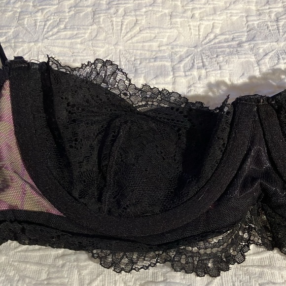 Fabulous brocade bra with lightly padded underwire cups and lace detail. - Picture 7 of 15